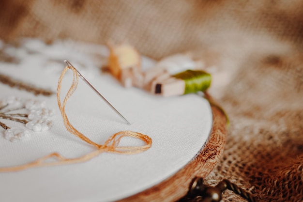 Detail ručného vyšívania na obruse