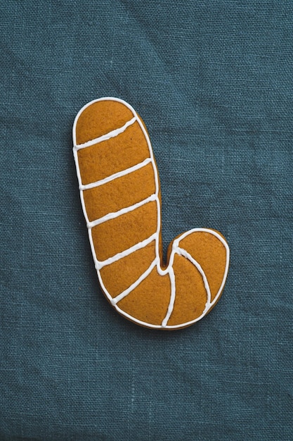 Rukou vyšívaná aplikácia na odeve